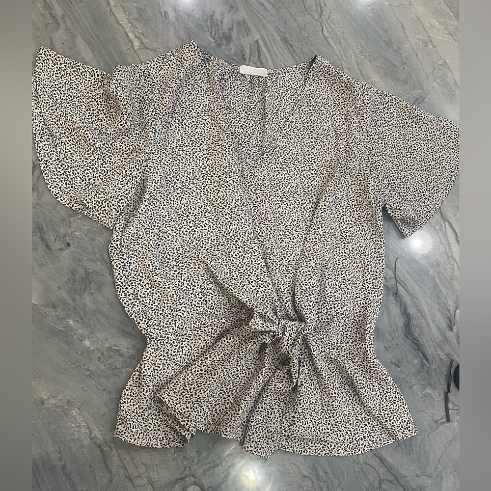 Sienna Sky Flutter sleeve blouse size small black and cream EUC
